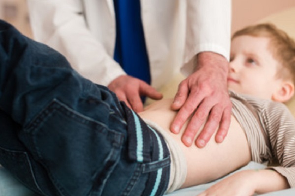 Врач осматривает живот ребенка