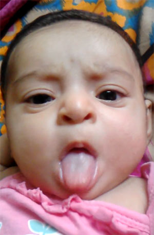 Малыш показывает язык. Фото 2