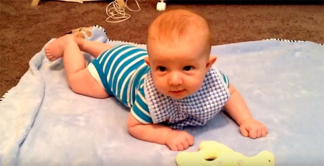 Малыш на зарядке