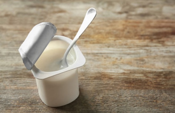 Открытый стаканчик с йогуртом