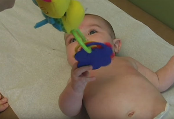 Малыш трогает игрушку