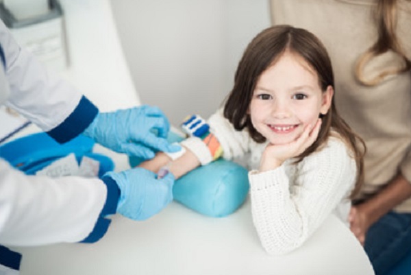 У девочки берут кровь на анализ