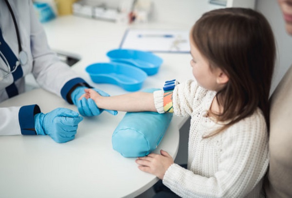 У ребенка берут анализ крови