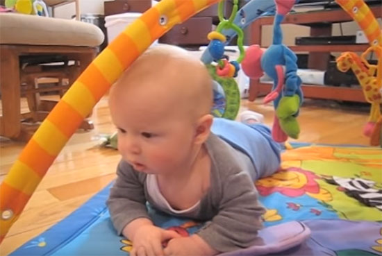 Ребенок играет