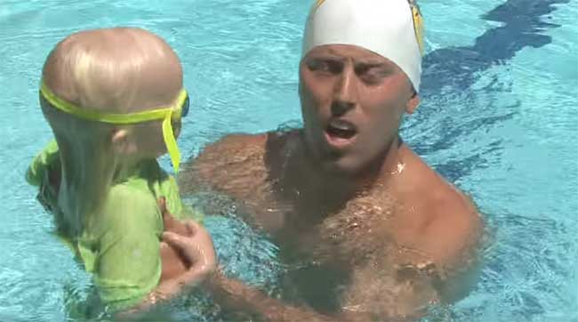 Девочка учится плавать