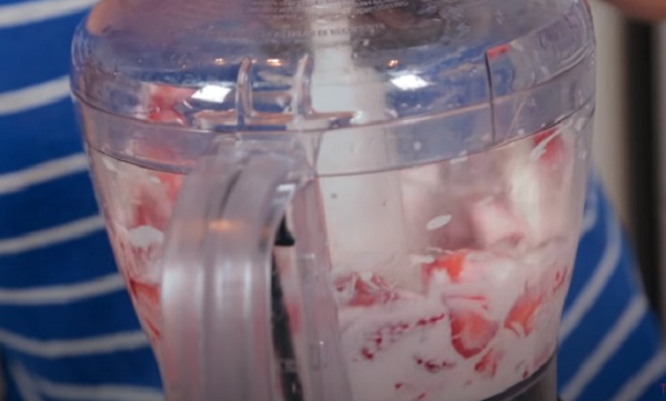 Перемешивание ингредиентов в блендере