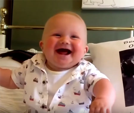 Ребенок улыбается осознанно