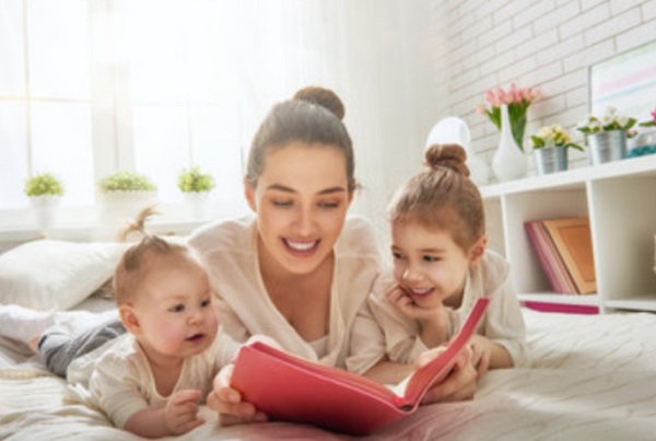 Мама читает детям книгу