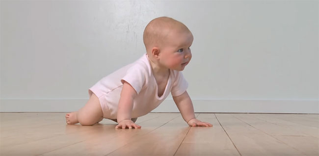 Малыш начинает ползать