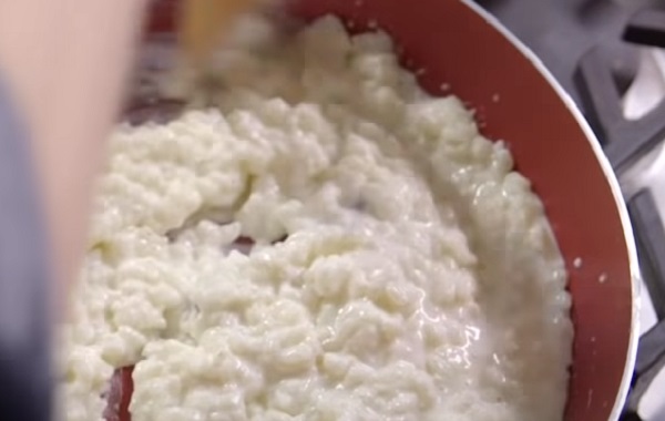 Помешивание молочной крупы