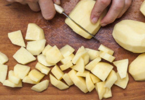 Картошка, нарезанная кубиками