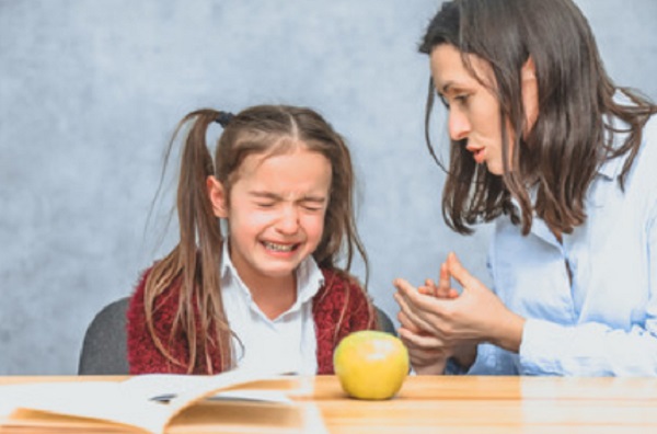 Девочка плачет. Рядом мама и книга