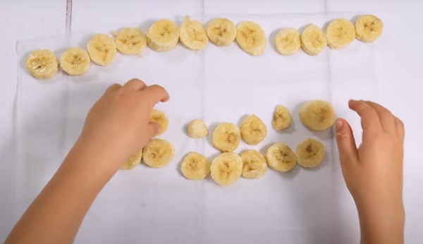 Выкладывание банана на пергаментный лист