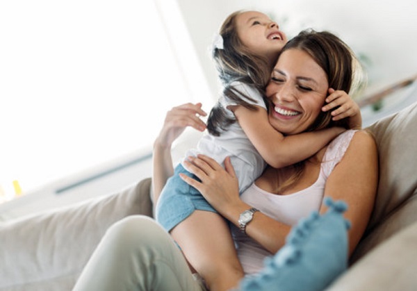Дочка веселится с мамой
