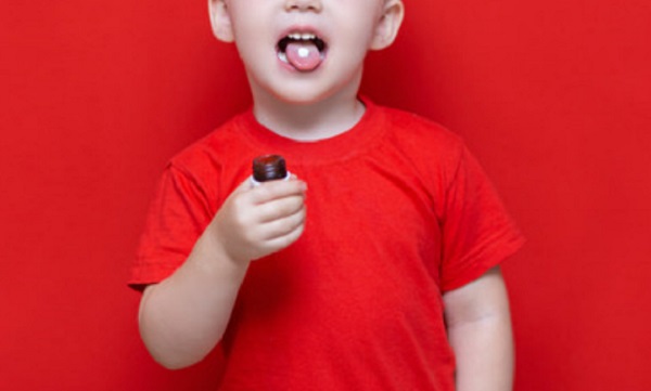 Ребенок с таблеткой на языке