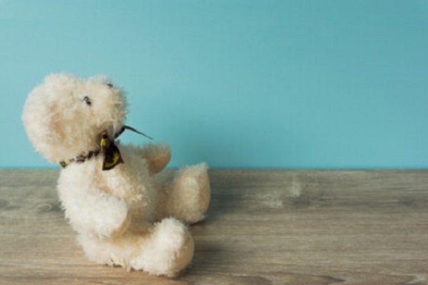 Забытая на полу мягкая игрушка