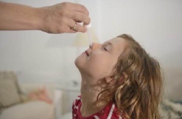 Девочке закапывают нос