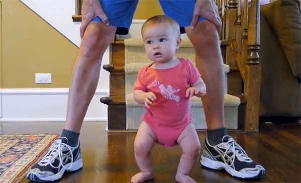 Папа страхует сына при ходьбе