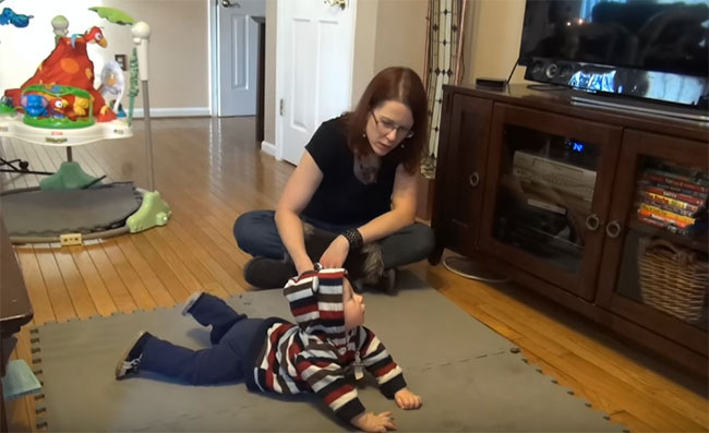 Пятимесячный ребенок лежит на животе