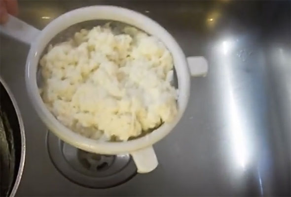 Выкладываем творог на сито