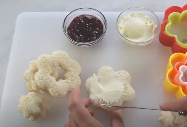 Намазывание хлеба маслом