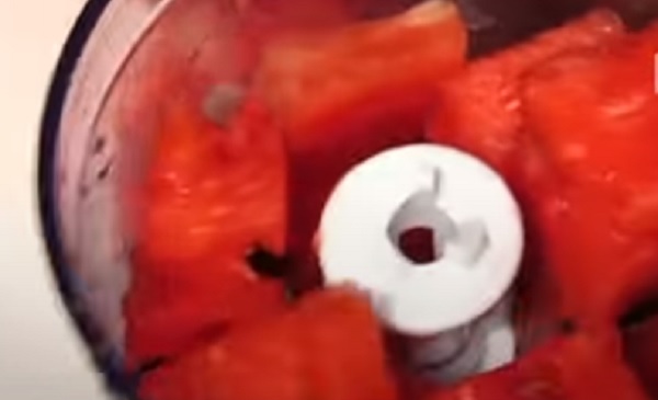 Арбуз в чаше блендера