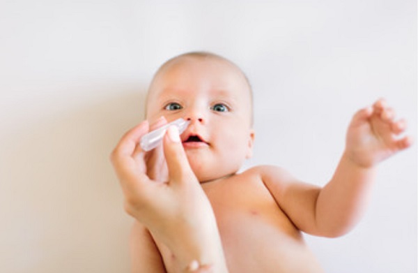 Ребенку капают нос