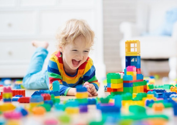 Мальчик играет конструктором