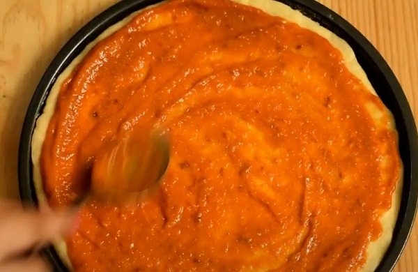 Смазывание томатом