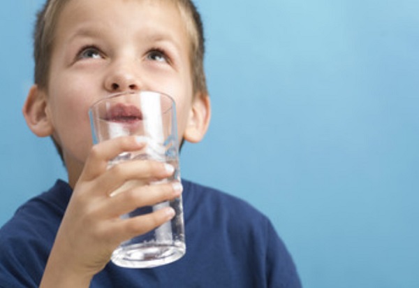Ребенок пьет воду со стакана
