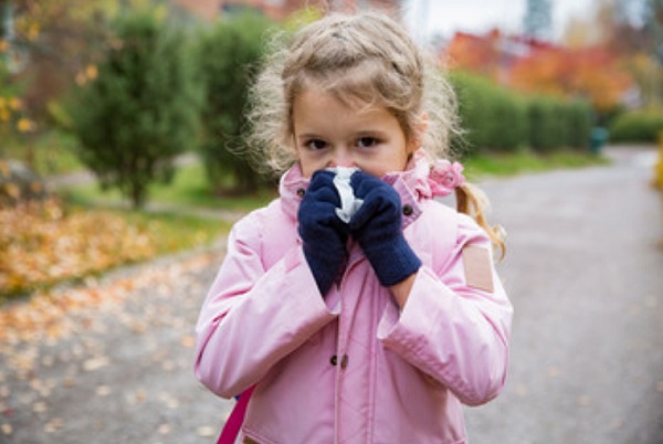 Девочка вытирает нос платочком
