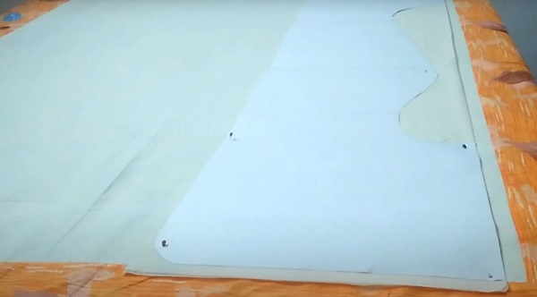 Лекало зафиксировано на ткани