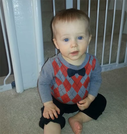 Грудничок сидит