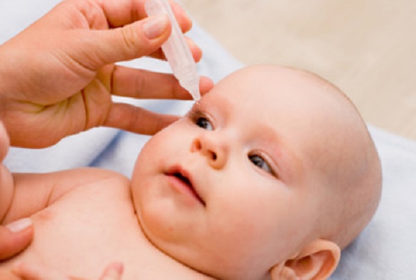 Ребенку закапывают глаза