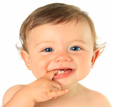 У малыша первые зубки