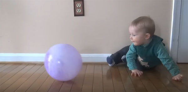 Восьмимесячный ребенок ползает