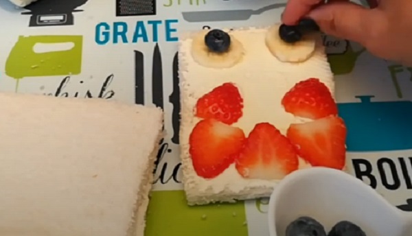 Выкладывание кусочков банана и черники