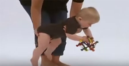 Малыш изучает игрушку