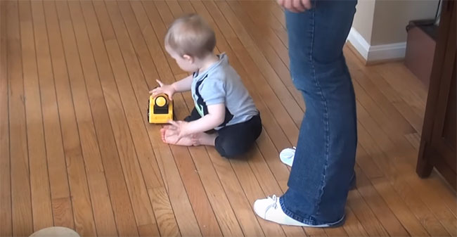 Девятимесячный ребенок играет