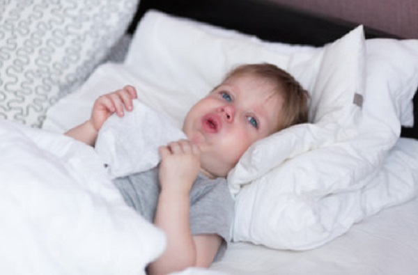 Мальчик лежит в пастели. У него сильный кашель