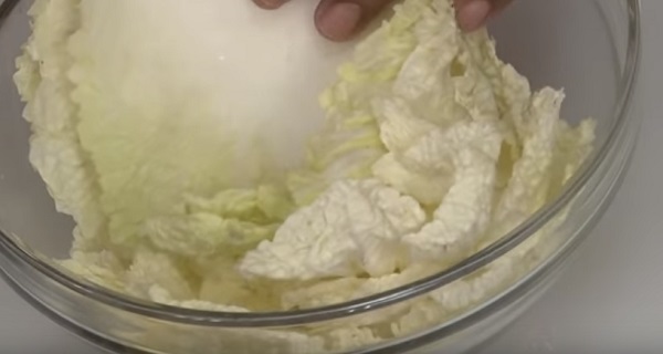 Слегка отваренные листья капусты