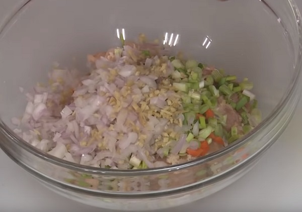 Добавление измельченного лука