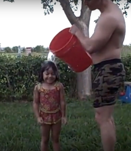 Обливание ребенка водой