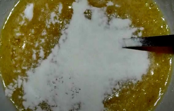 Добавление ванильного сахара, разрыхлителя и соли