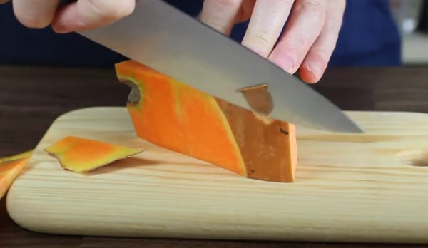 Срезание кожуры с тыквы