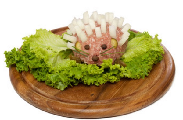 Сырой ежик на листке салата