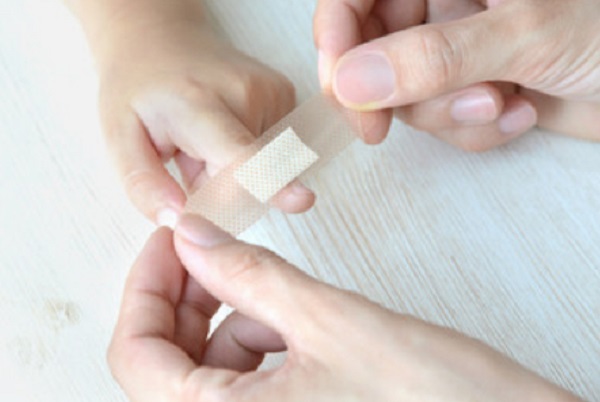 Накладывание пластыря на палец