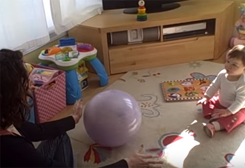 Малыш играет мячиком