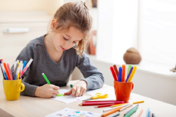 Девочка что-то рисует