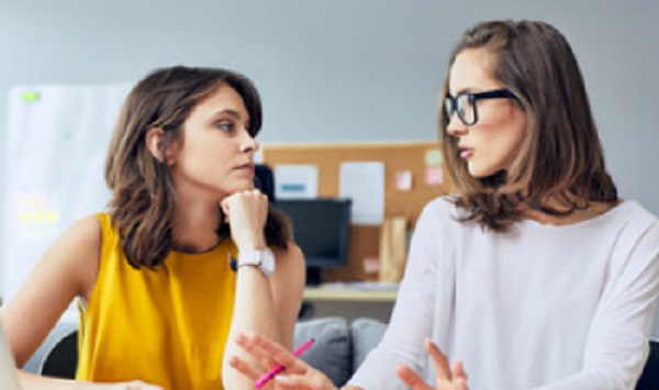 Мама разговаривает с учительницей